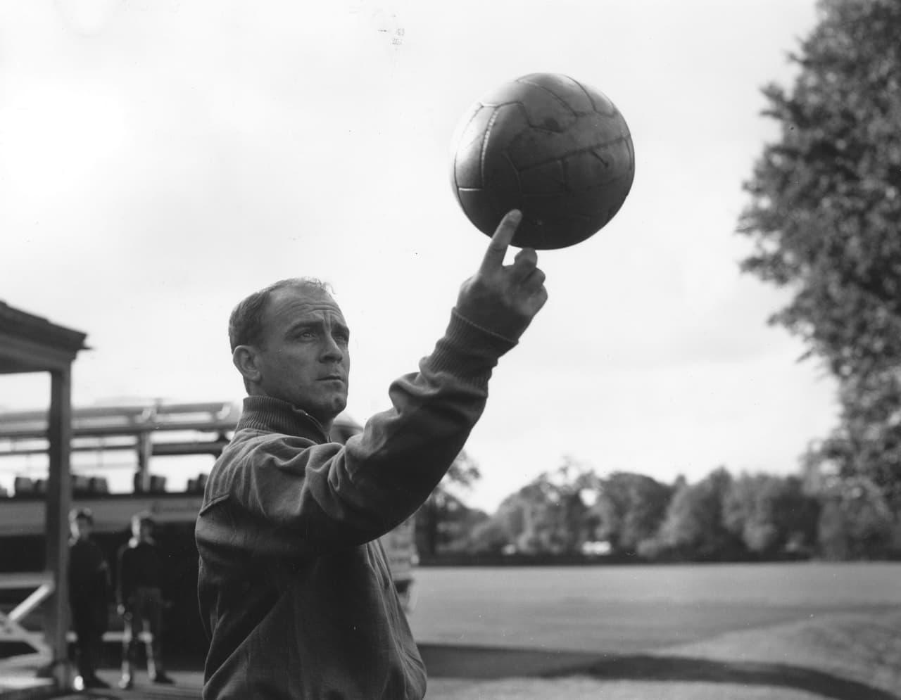 <b>Alfredo Di Stéfano</b>: el delantero argentino del Real Madrid protagonizó en ‘La saeta rubia’ en 1956, interpretándose él mismo.
<br>