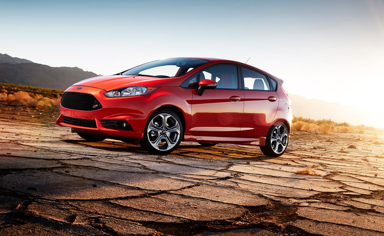 El Ford Fiesta ST es el subcompacto deportivo favorito de Europa y aunque en los Estados Unidos está pasando casi por desapercibido, nuestra versión local es tan emocionante de manejar como su contraparte del viejo continente. Sus impecables asientos deportivos Recaro y 197 caballos de fuerza bajo el capó son apenas el inicio de lo que siempre resulta ser una excitante experiencia tras el volante.