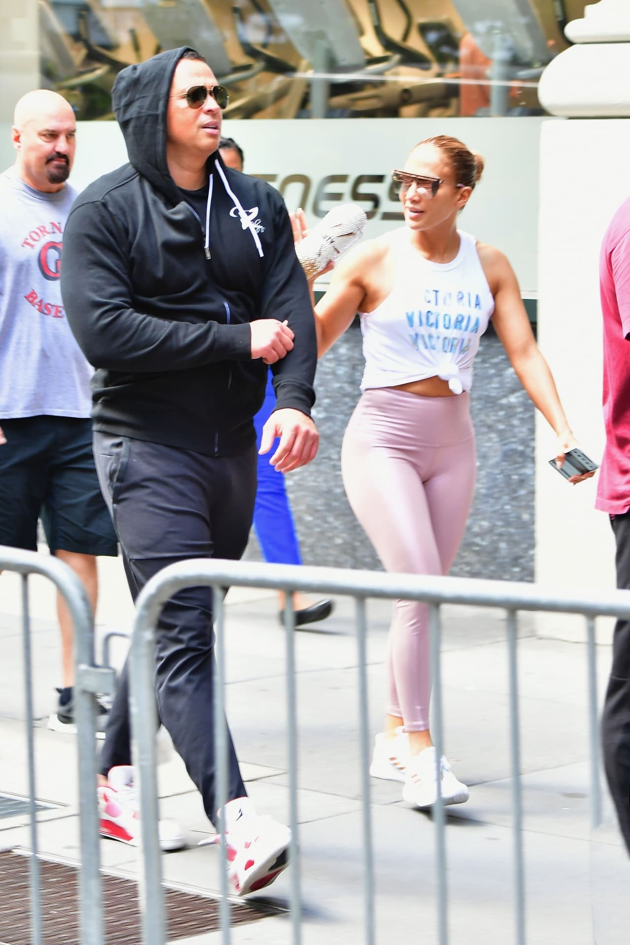 <a href="https://www.univision.com/famosos/jennifer-lopez-y-alex-rodriguez-se-comprometen-y-ella-muestra-el-anillo-fotos" target="_blank">La pareja se comprometió en marzo pasado</a>, pero todavía no han dado a conocer públicamente que ya tengan una fecha o lugar para la boda.