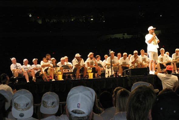 Photos: Spurs Championship Alamodome Celebration 2014