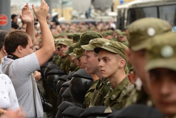 El alcalde en funciones de Moscú, Serguéi Sobianin, se pronunció a favor de que el dirigente opositor Alexéi Navalny se presente a las elecciones al Ayuntamiento de la capital rusa del próximo 8 de septiembre. Navalny decidió retirar su candidatura tras ser condenado la víspera a cinco años de cárcel en un caso de robo de madera y fraude, lo que de hecho le inhabilitaba para tomar parte en unas elecciones. Después de su arresto, condena y posteriores demostraciones en St. Petersburg y otras ciudades rusas, el bloguero fue puesto en libertad en forma inesperada. Al quedar en libertad hasta que se resuelva la apelación de la sentencia, el opositor podría concurrir teóricamente a los citados comicios. Tras abandonar la prisión preventiva de la ciudad de Kírov, unos 900 kilómetros al este de la capital, Navalny señaló que tomara una decisión cuando vuelva a casa. Mientras, el veterano opositor liberal, Borís Nemtsov, animó hoy a Navalny a postular su candidatura, "continuar hasta el final y ganar". "Estoy convencido de que si en las elecciones recibe más de un millón de votos, no se atreverán a encerrarlo. La garantía de inmunidad de Navalny depende directamente del apoyo popular", apuntó. Navalny, bloguero anticorrupción que sacó a la luz los trapos sucios del partido del Kremlin, era considerado hasta su condena ayer a cinco años de cárcel el dirigente opositor con mayor gancho electoral. Los analistas no creen en una posible victoria de Navalny en las elecciones a la alcaldía, pero consideran que su condena sí puede traerle réditos electorales. Uno de los organizadores en diciembre de 2011 de las mayores protestas antigubernamentales desde la caída de la Unión Soviética, Navalny fue el dirigente más votado cuando la oposición extraparlamentaria decidió crear un consejo coordinador.