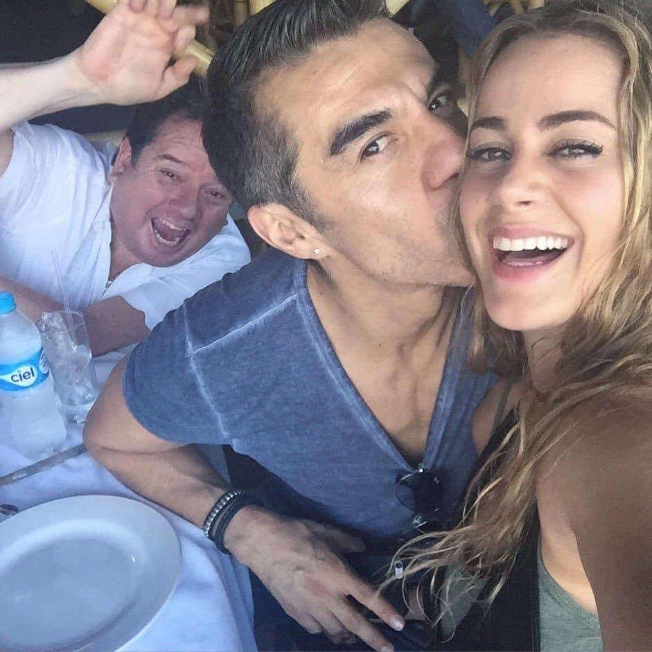 Fue por Twitter como 
<b>Candela</b> mostró su separación de 
<b><a href="http://www.univision.com/temas/adrian-uribe">Adrián Uribe</a></b>, pero en el programa radiofónico 'Todo para la mujer' aceptó su ruptura sentimental: "Yo la verdad sólo puedo decirles que estoy muy contenta, es un hombre increíble, sólo tengo bonitas palabras para toda su familia y estoy feliz, acabo de terminar proyecto ahora, ‘Un camino hacia el destino', y esperando proyectos bueno".