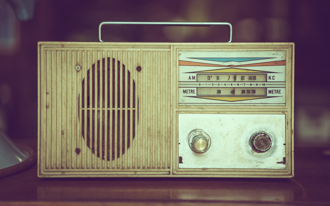 <b>Radio de transistores</b>.
<br>
<br>Estaban en todas partes en la década de 1970. La tecnología de los transistores redujo el tamaño de los aparatos de radio y se popularizaron rápidamente. Para muchos, esta forma de llevar la música o los comentarios de las emisoras a todos lados significó una experiencia que definió sus vidas.
<br>