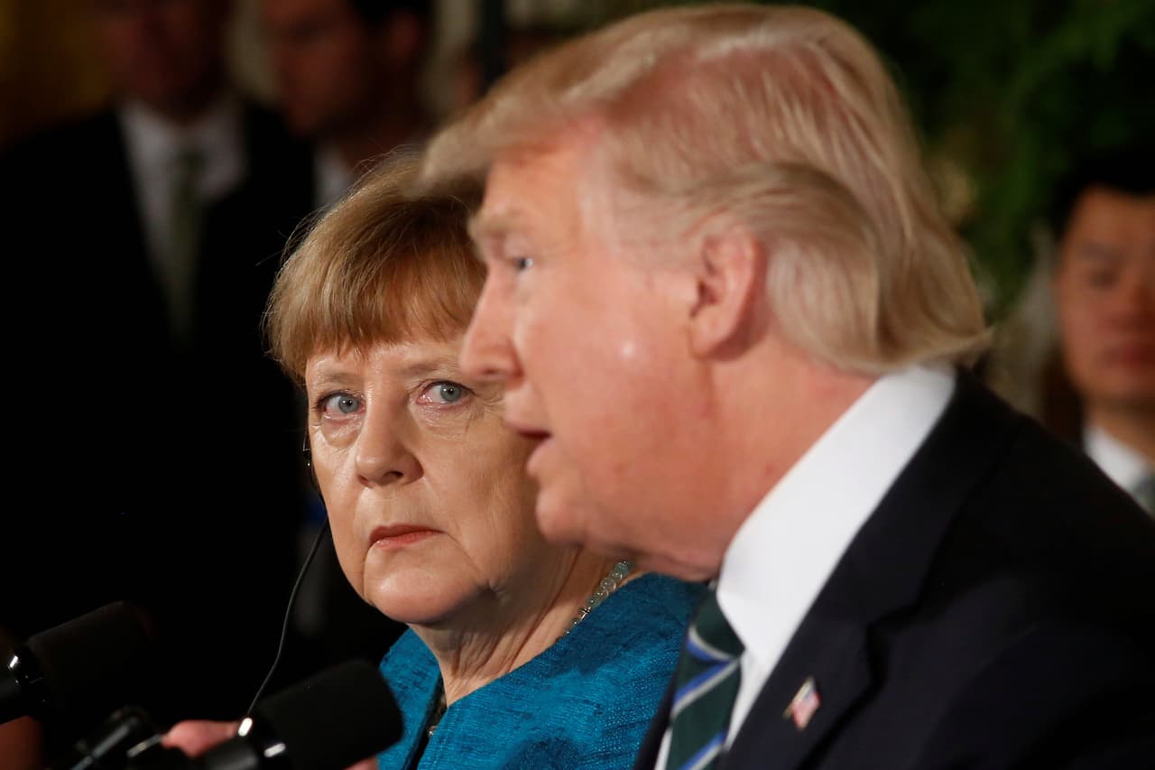 "Por lo menos tenemos algo en común": Trump insiste frente a Merkel en que fue espiado por Obama