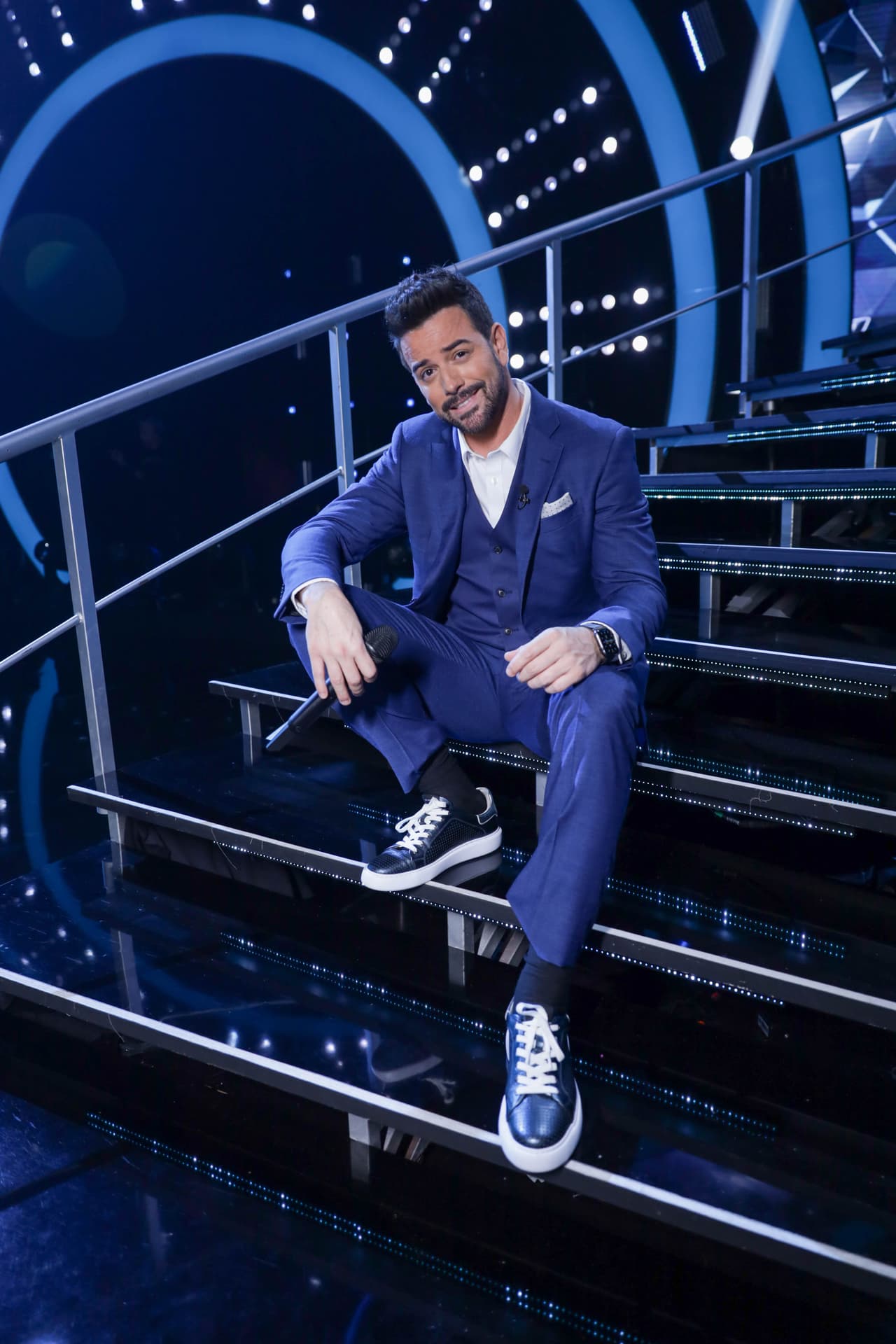 Mane de la Parra también presentó dos looks. El primero fue más informal, un traje azul, camisa blanca y zapatos deportivos negros.