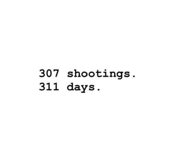 Junto a esta imagen, JLo escribió: "
<b>Hoy vi el video más triste</b> cuando me dirijo a Estados Unidos... un padre llorando por la pérdida de su hijo de 22 años... ¡Todo lo que puedo pensar es 
<b>¿cuándo terminará esto?</b>! [...]".
