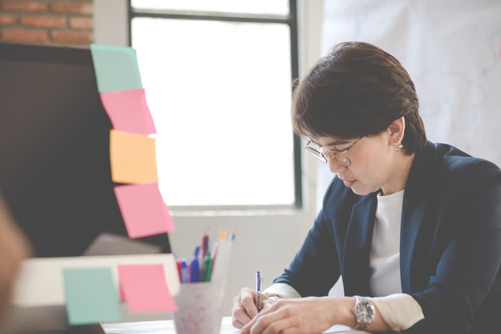 Con tu sentido de eficiencia y agilidad mental geminiana característica tendrás de tu parte los elementos para solicitar de tus jefes un aumento de sueldo y un mejoramiento en tu empleo. Este es un año en que con una planificación adecuada de tu tiempo, no sólo podrás terminar tus tareas oportunamente sino hasta tomarte un buen descanso a pesar del volumen laboral que te envuelve. La posición planetaria actual te ayudará mucho en ese sentido cuando planifiques tus vacaciones que no debes dejarlas de tomar por nada del mundo ¡las necesitarás!
<br>