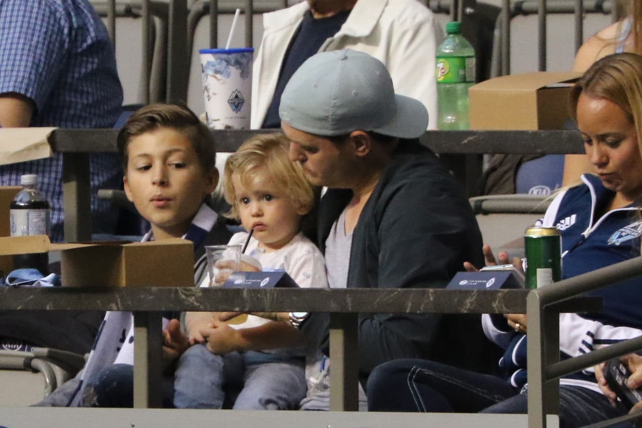 "Estamos devastados
<b> </b>por el reciente diagnóstico de cáncer
<b> </b>de nuestro hijo mayor Noah, quien se encuentra actualmente en tratamiento
<b> </b>en los Estados Unidos", escribió el cantante.