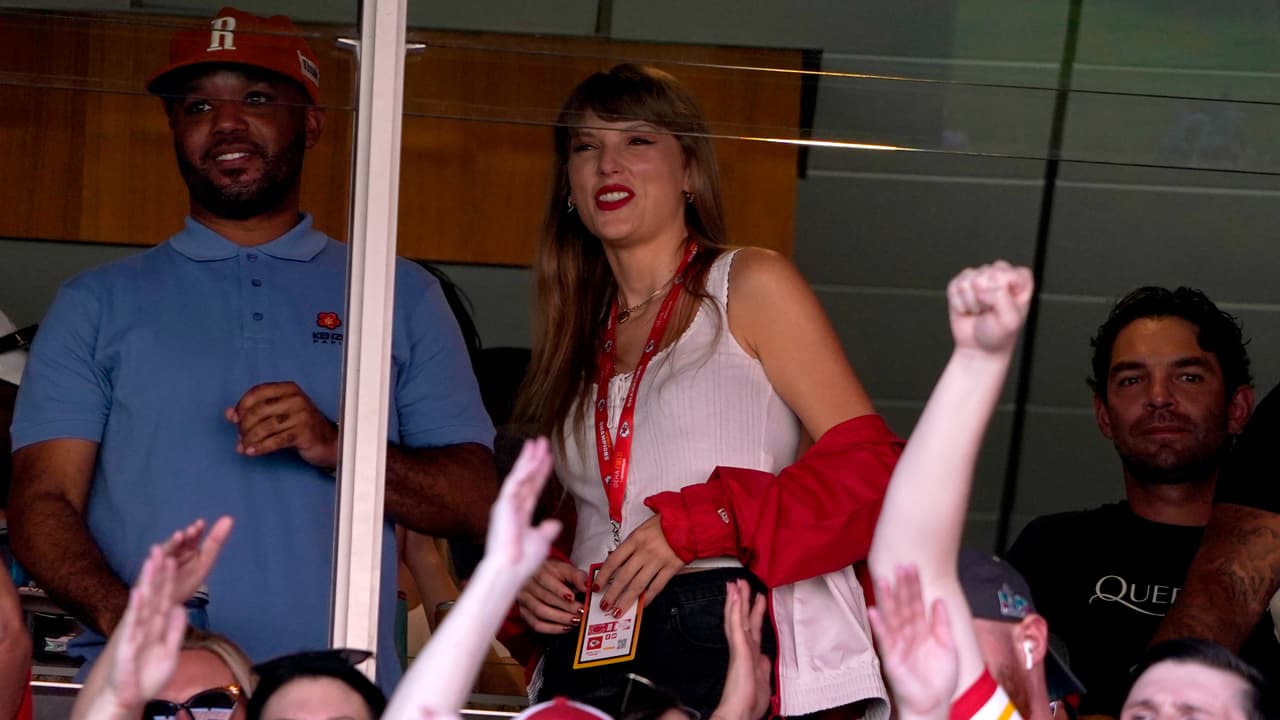 Taylor Swift observa a Travis Kelce desde un palco del estadio Arrowhead el pasado fin de semana.