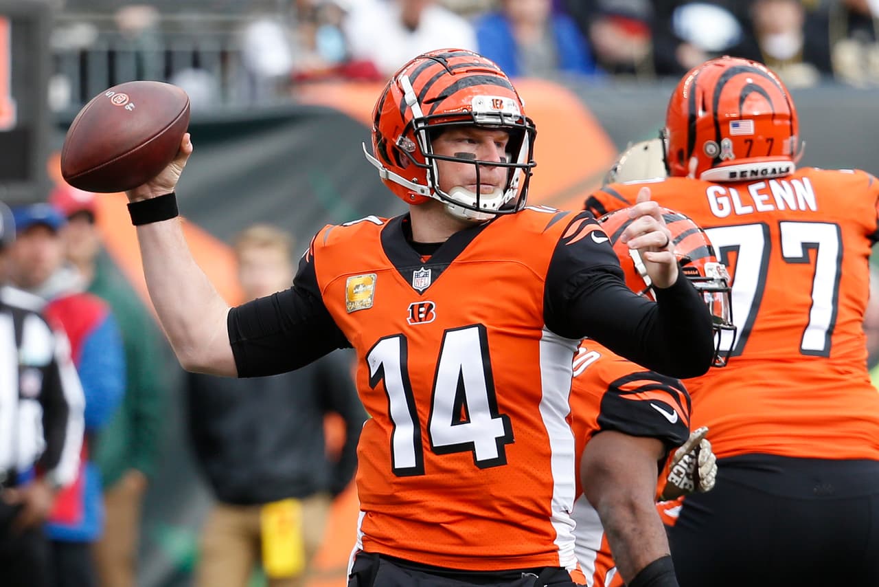 Andy Dalton completó 12 de 20 intentos para 153 yardas con un touchdown y dos intercepciones. Fue capturado en cuatro ocasiones.