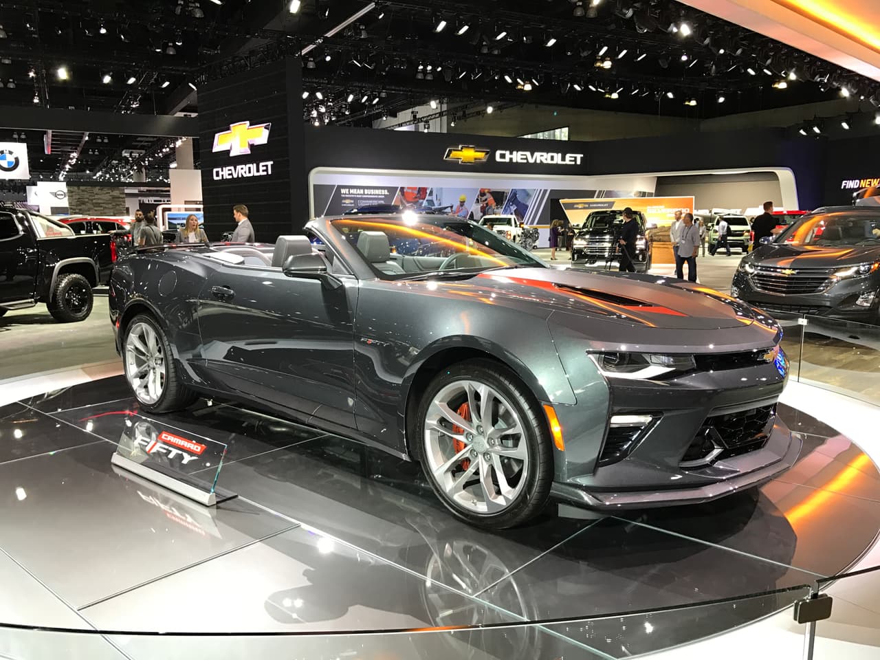 <a href="http://www.univision.com/noticias/chevrolet" target="_blank"><b>Chevrolet</b></a> no podía dejar de mostrar la edición 50 aniversario de su legendario
<i>muscle car</i> Camaro. Conocido como
<b>Camaro Fifty</b>, el paquete de celebración del primer medio siglo del Camaro estará disponible para las versiones 2LT y 2SS tanto con techo duro y convertible sus detalles exclusivos son: pintura metálica ‘Gray nightfall’, Ruedas especiales 50 aniversario de 20 pulgadas, líneas exteriores y emblemas celebratorios del aniversario, parilla especial con detalles en cromo satinado, pinzas de freno color naranja, asientos de cuero negro con insertos en terciopelo y costuras naranja y detalles interiores exclusivos. Como para que nadie se confunda.