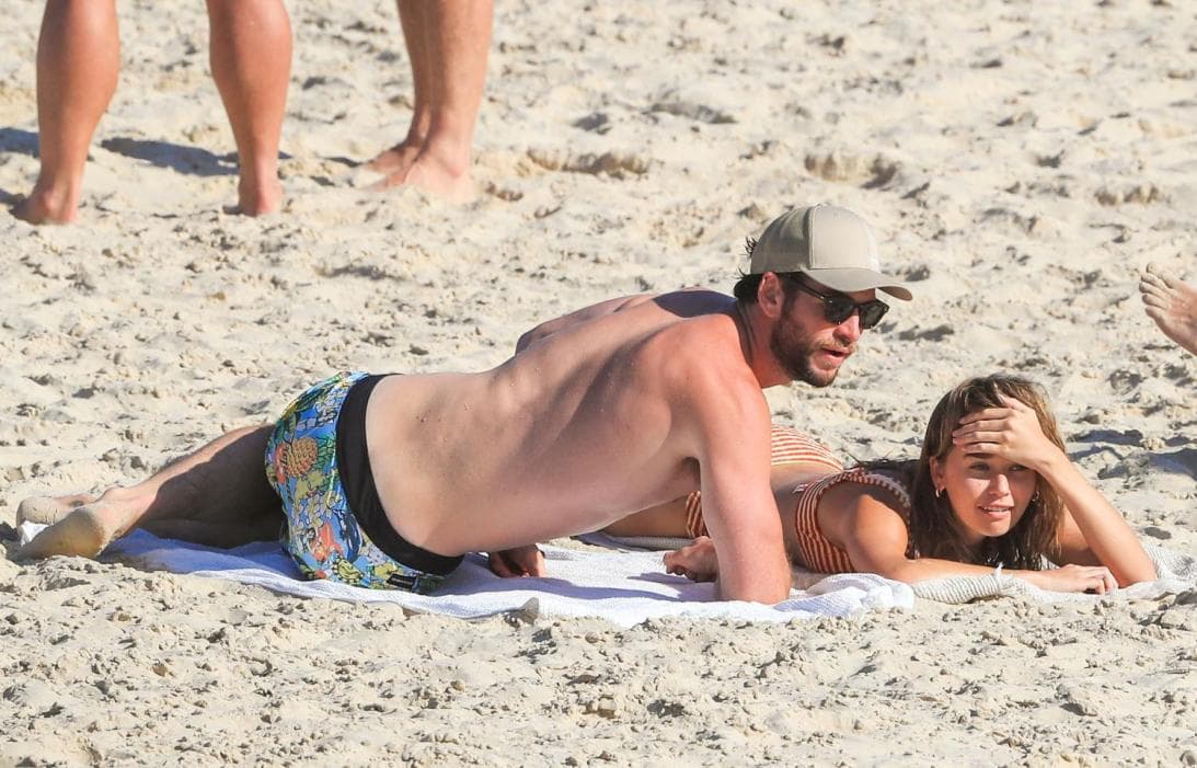 También, al actor australiano se le ha relacionado sentimentalmente con la modelo Gabriella Brooks. Recientemente, fueron captados en una playa de su país y aunque 
<b><a href="https://www.univision.com/famosos/a-5-meses-de-separarse-de-miley-cyrus-liam-hemsworth-presume-entre-besos-y-caricias-a-su-nuevo-amor-fotos" target="_blank">se les vio cariñosos</a></b>, no han oficializado que mantengan un noviazgo.