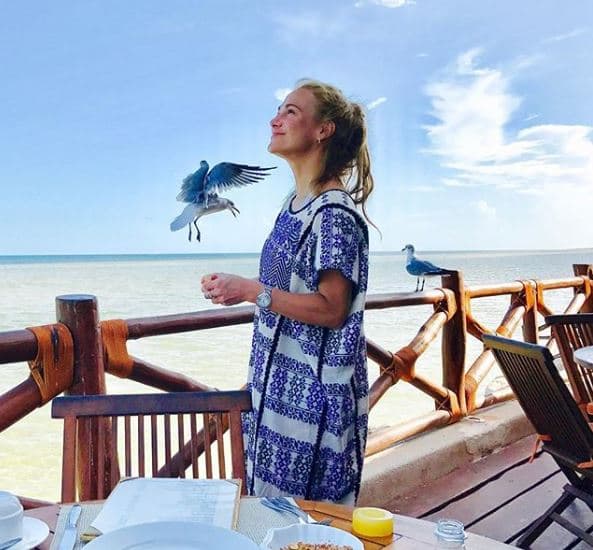 Según refiere la misma fuente, su exnovio la amenazó diciéndole que si no le entregaba el anillo de compromiso que le había entregado, las fotografías íntimas saldrían a la luz.