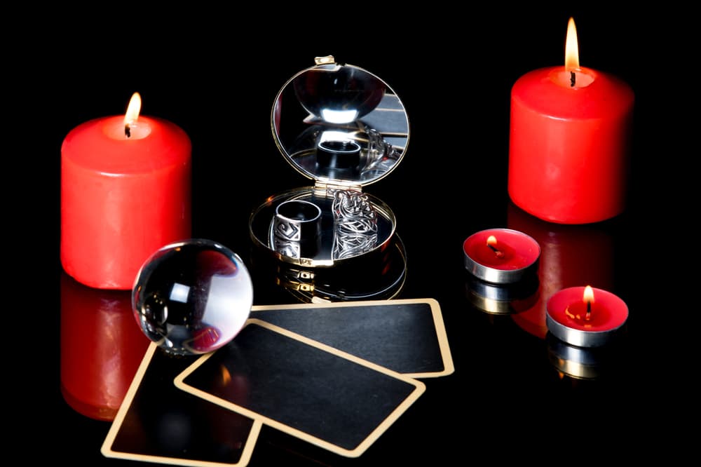 En diversos rituales y ceremonias esotéricas es común el uso de velas. Pueden ser una de las herramientas más útiles no sólo para crear un buen ambiente, por ejemplo, para yoga o meditación, sino que podemos usar sus dotes para conseguir cosas en específico.