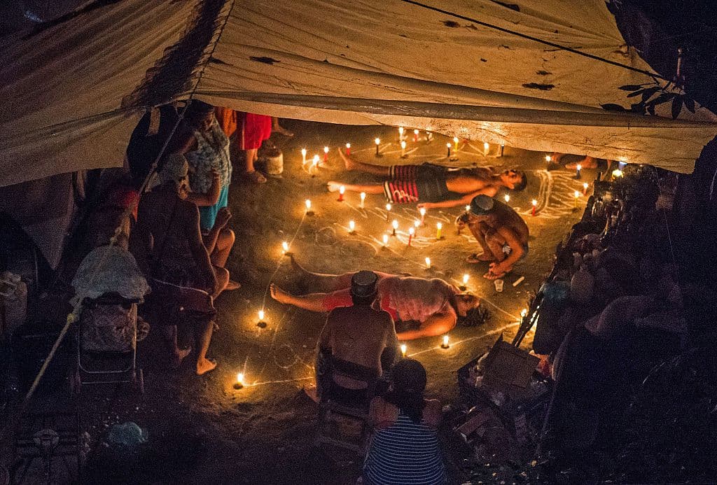 Los Yoruban creen en un dios conocido como Olorun u Olodumare, que es la fuente del ashe, la energia espiritual de la que se compone el universo, todo lo vivo y todas las cosas materiales. Ashe es la sangre de la vida cósmica, el poder de Olodumare hacia la vida, la fuerza y la justicia.