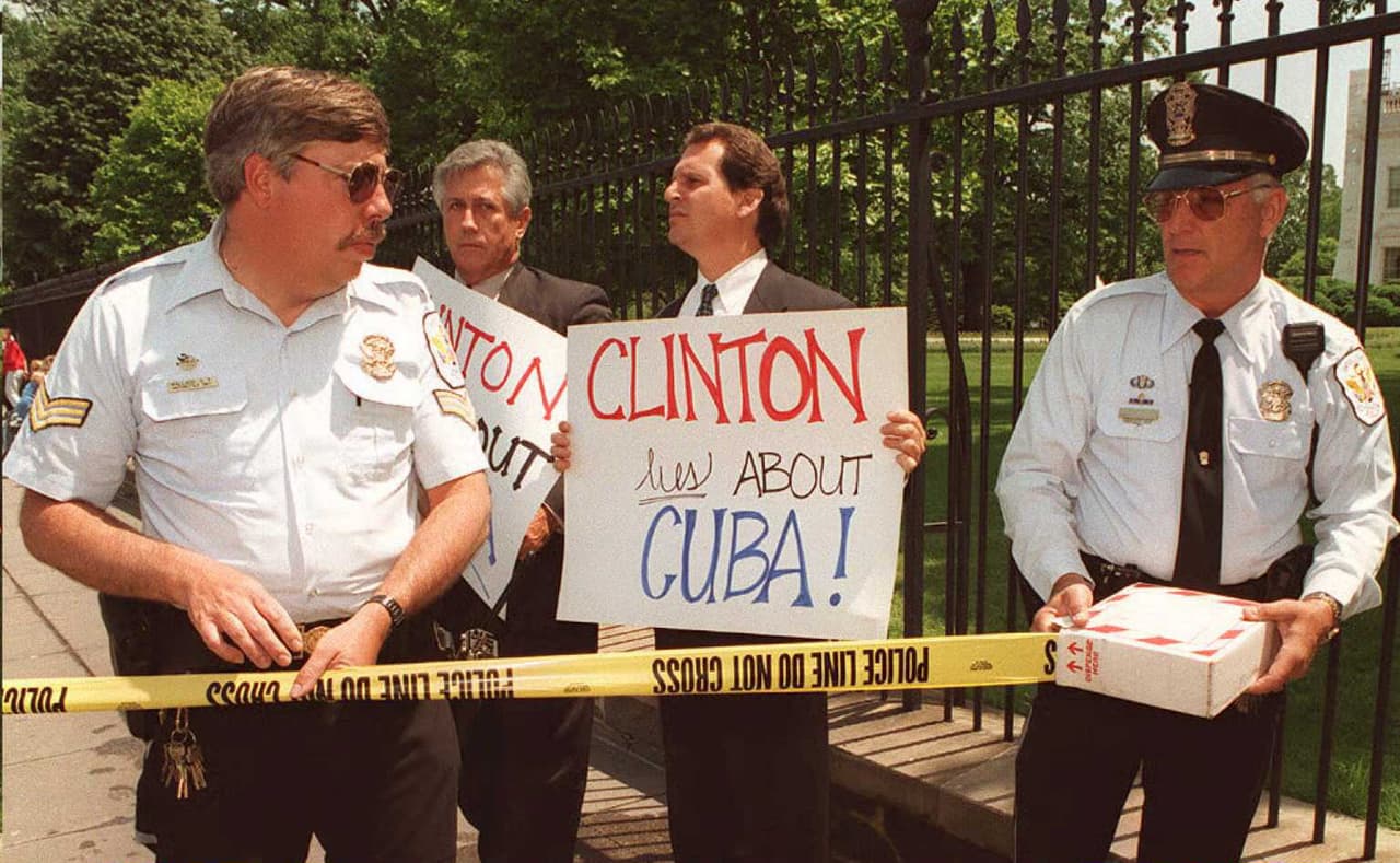 El representante Lincoln Diaz-Balart en una protesta contra el gobierno de Bill Clinton en 1995.