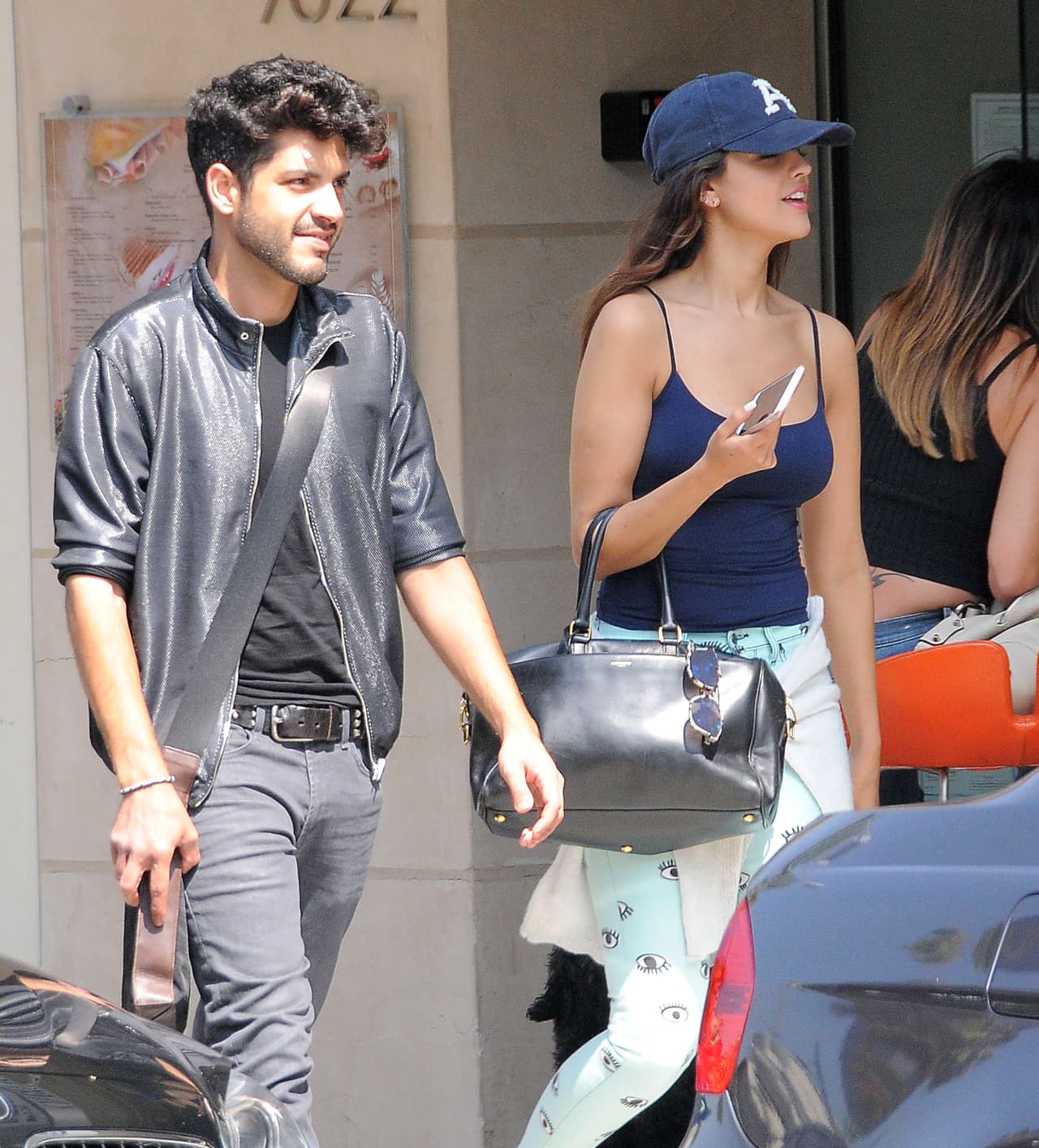 Tal vez el celular se ha convertido en un accesorio indispensable para la mexicana.