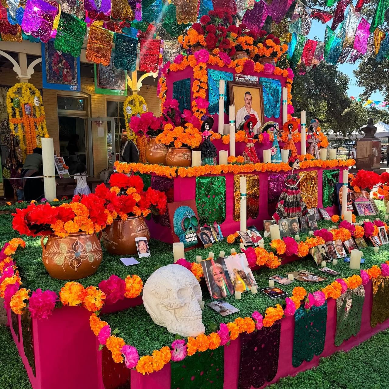 Como el Calaverita Run 5k and Family Walk, una carrera en la que podrás correr usando en tu ropa la foto de algún ser querido que haya fallecido, la cual podrás colocar en un altar al finalizar la carrera.