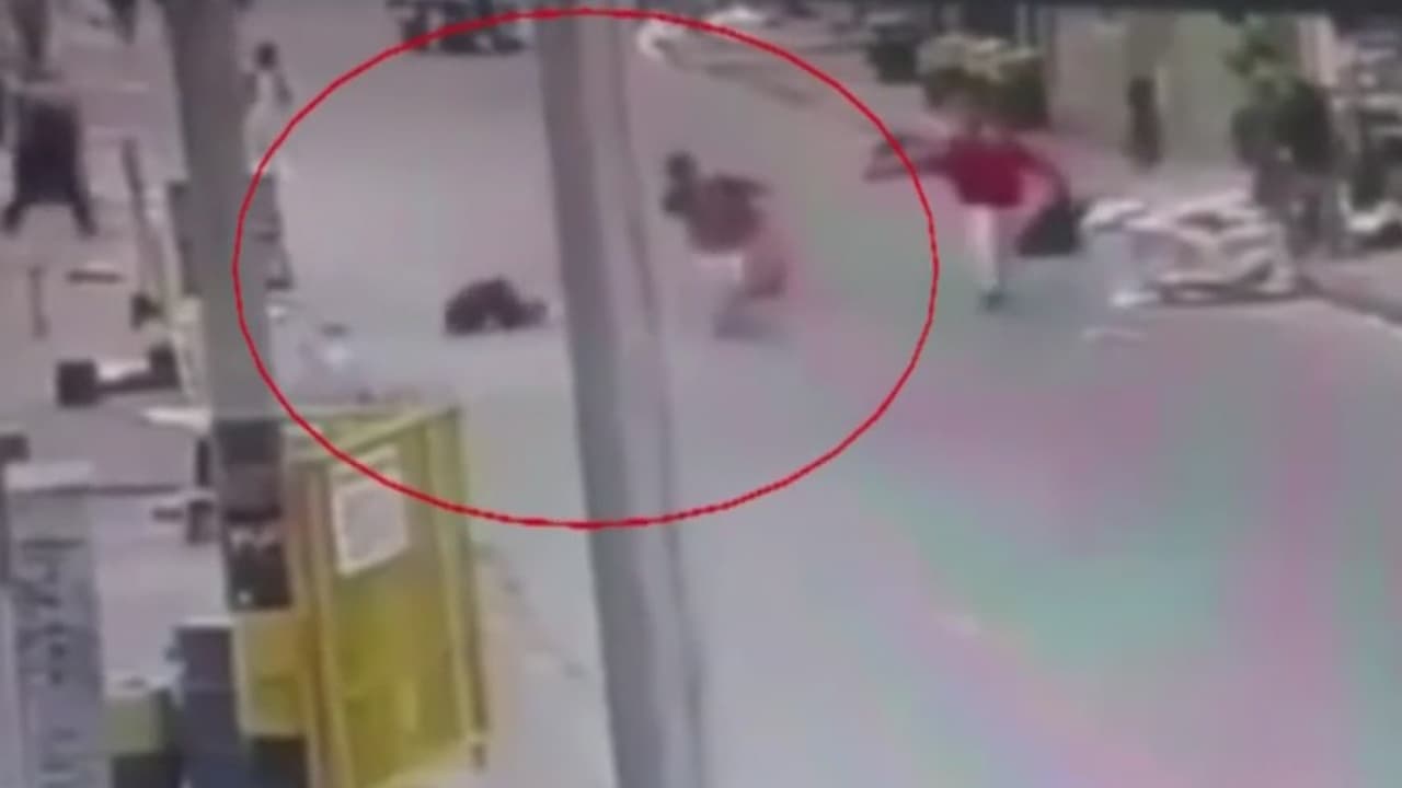 <b>Sicarios asesinan a tiros a una mujer y luego un indigente le roba sus pertenencias</b>
<br>
<br>Gladys Ramos recibió varios disparos por parte de dos sujetos en una calle de Colombia. Cuando estaba agonizando un indigente la despojó de sus pertenencias en vez de ayudarla.