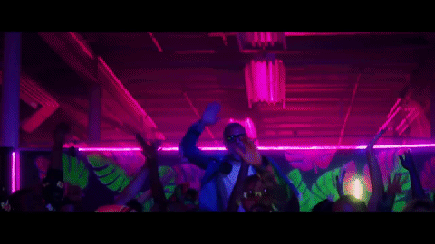 Adentro de un club Balvin, Willy y Gianluca arman el ambiente neón.