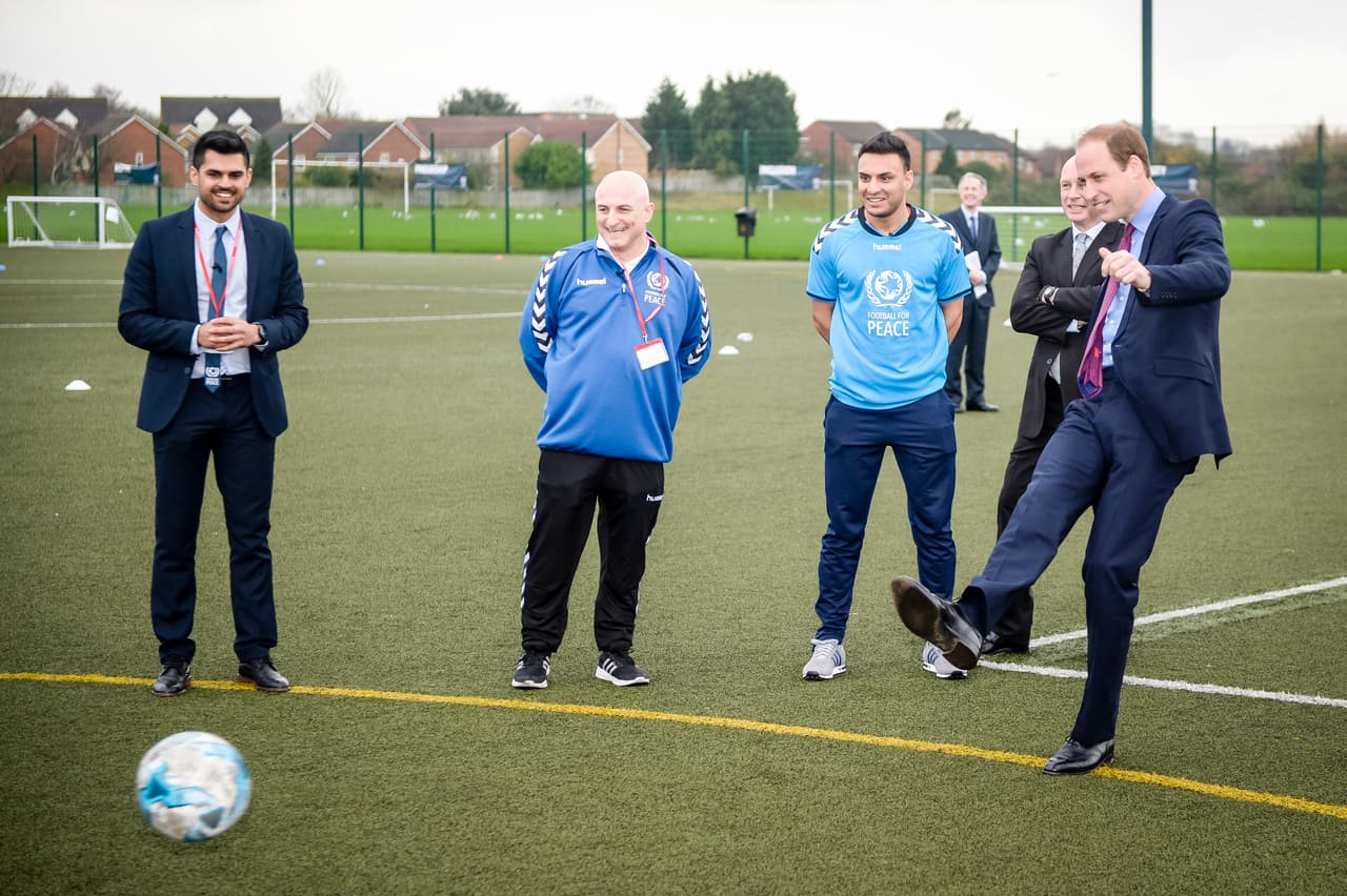 Él observaba la trayectoria del balón.