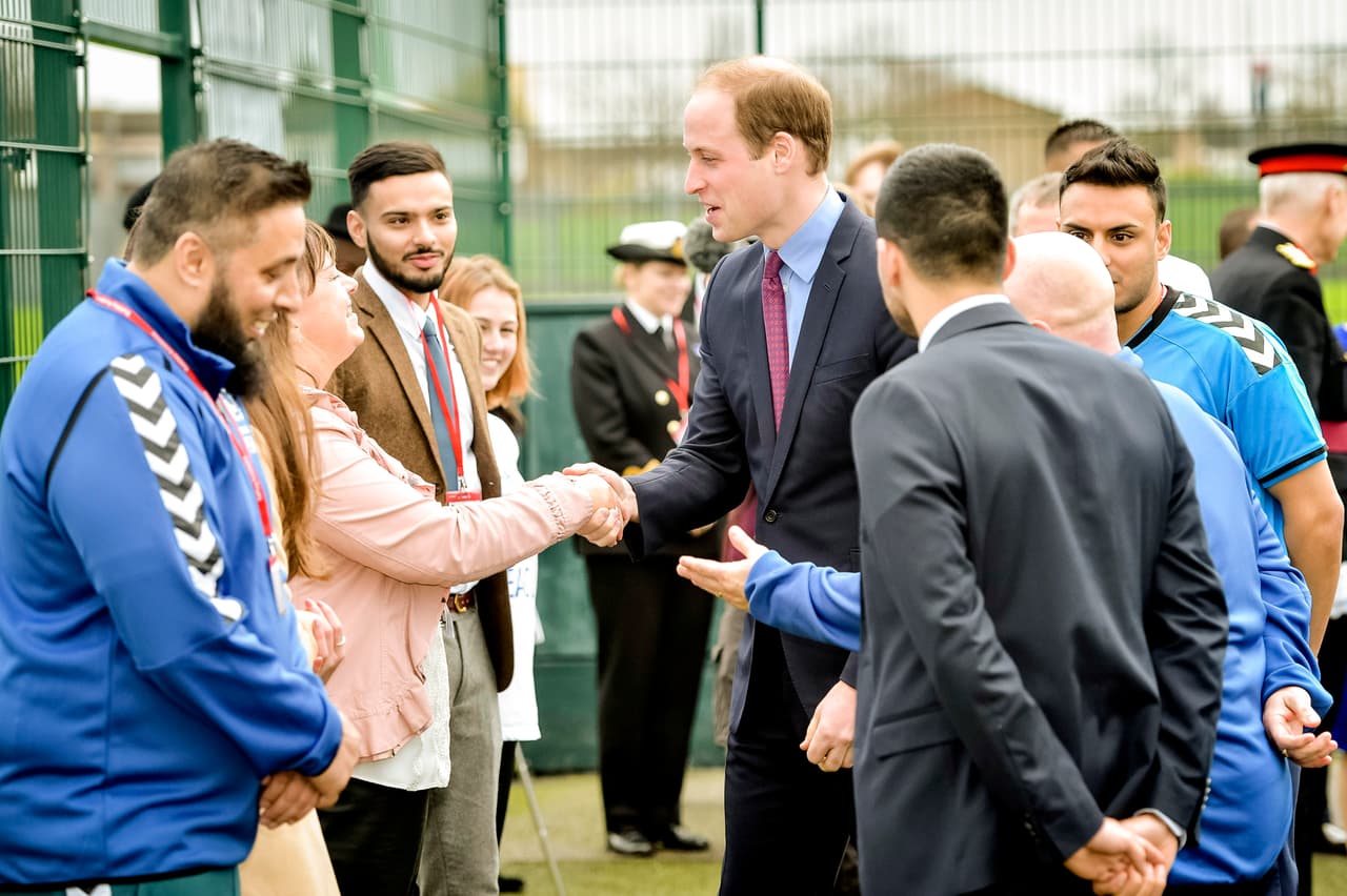 Saludó a cada miembro del equipo de fútbol, incluyendo a los entrenadores.