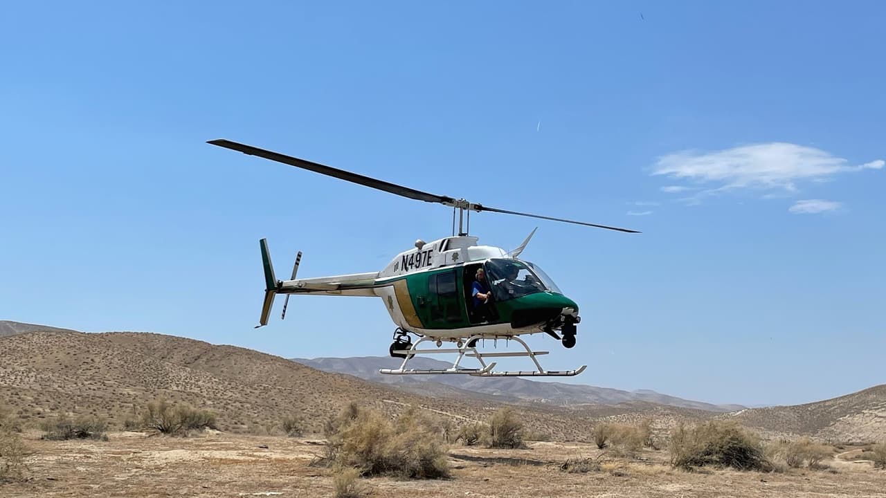 Rescatan a anciano desaparecido por 24 horas en su carro al fondo de un barranco