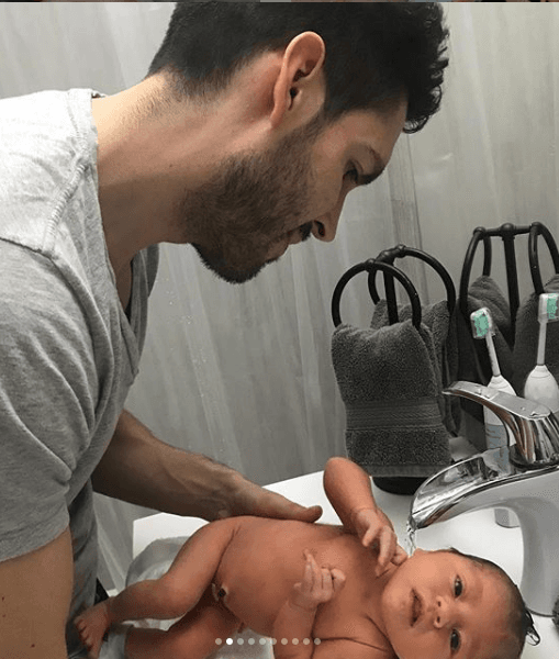 Su esposo Andrés Chacón también disfruta de su paternidad, incluso Carolina destacó en Despierta América que el feliz papá se hizo cargo de Chloé cuando ella salió de casa a las 3:00 am para iniciar su jornada laboral en Despierta América.
<br>