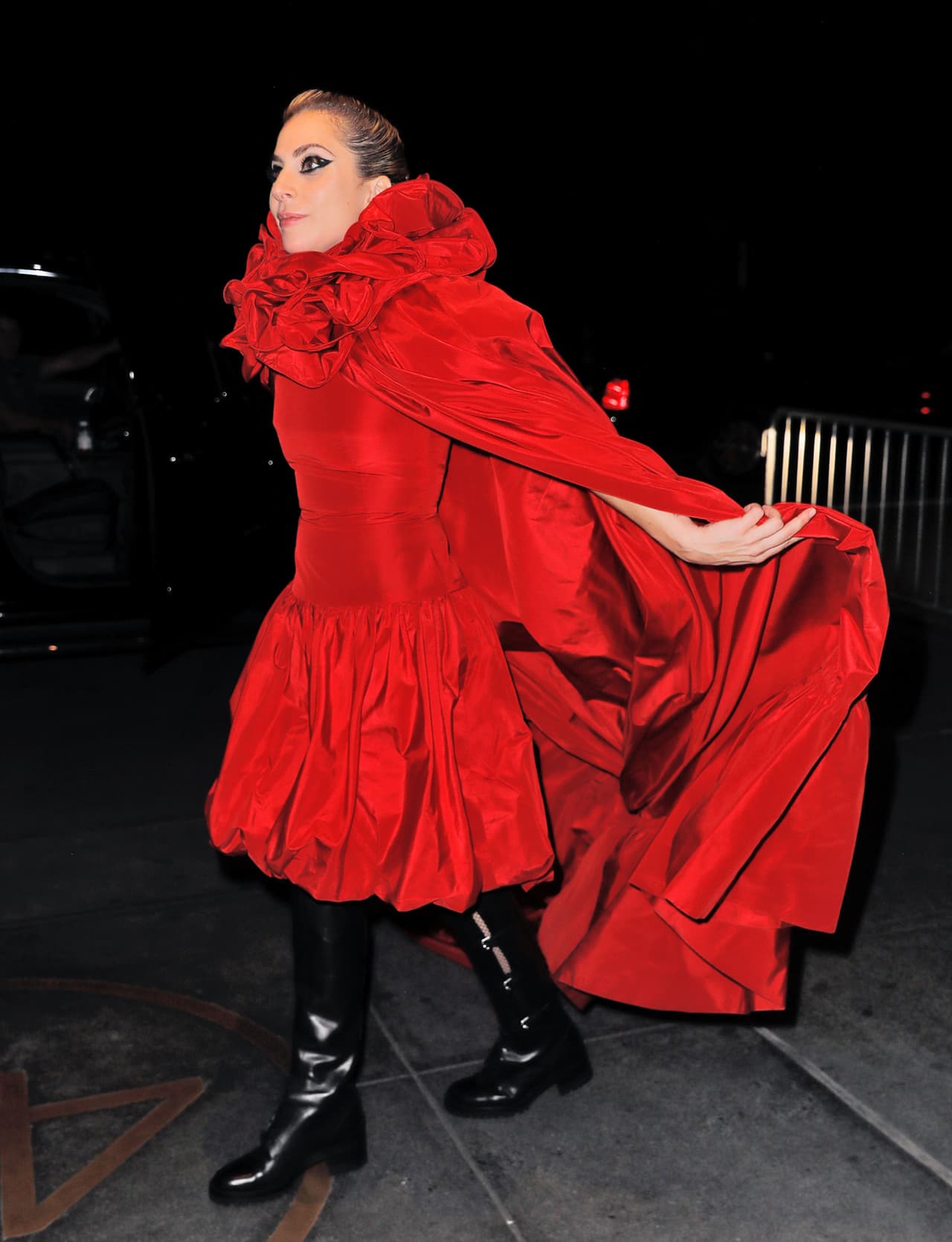 Con esa capa tremenda puede derrumbar a todos los paparazzi a su alrededor.