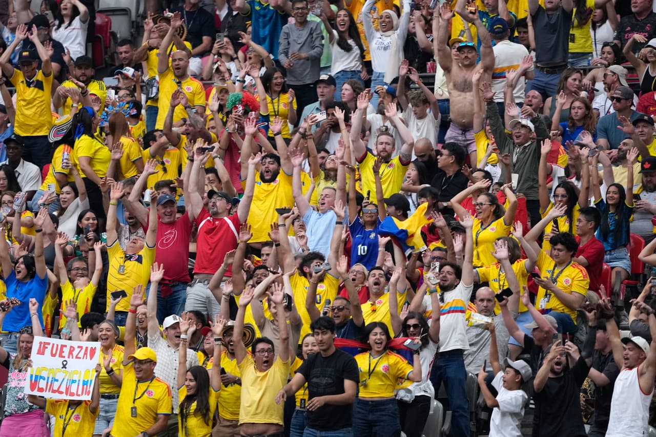 Aficionados reaccionan durante el partido de octavos de final de la Copa del Mundo de fútbol entre Suiza y Colombia en Vancouver, Columbia Británica, el martes 7 de julio de 2026.
