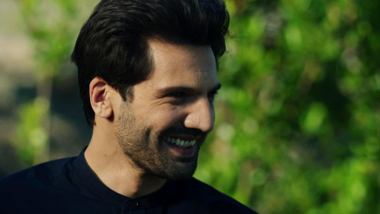 Sabedor de que era imposible no morir en un intento de fuga, el malévolo empresario terminó por reírse.