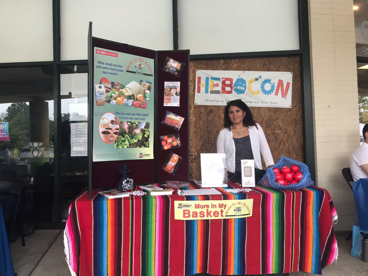 "Todo el procedimiento se hace por teléfono. Una vez que se completa la solicitud, nosotros se las enviamos por el correo postal. Este programa es estatal, cualquier persona nos puede llamar", comentó.