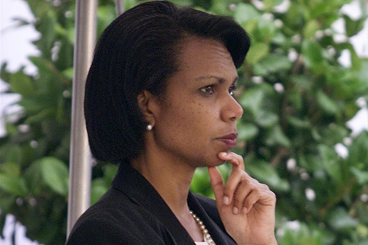 <b>CONDOLEEZZA RICE</b>
<br>
<br>
<b>ENTONCES: </b>Asesora de seguridad nacional de Bush. En el verano de 2001, se reunió con el director de la CIA, George Tenet, a petición de éste, para discutir la amenaza de ataques de Al Qaeda contra objetivos estadounidenses. La CIA informó de que "habrá importantes ataques terroristas contra Estados Unidos en las próximas semanas o meses". Rice diría más tarde que la información era antigua.