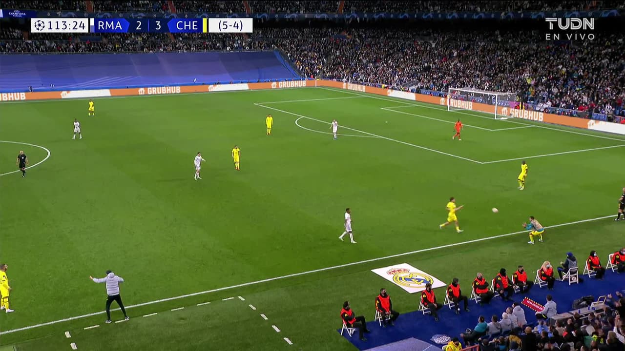 ¡TIRO ATAJADO! disparo por Hakim Ziyech.