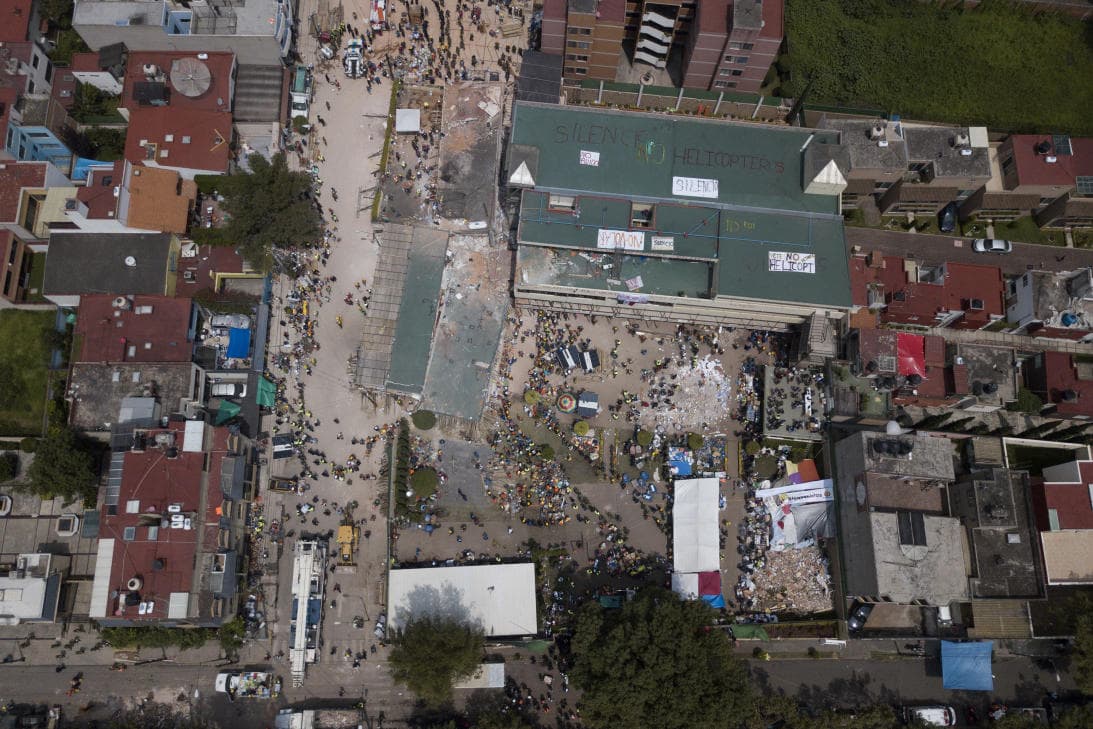 Messages on roofs ask helicopters flying over the area to observe the need for silence at the Enrique Rébsamen school where rescue teams continue to search the remains of the collapsed structure. They have already managed to get at least 11 people alive, but more than 20 pupils died. Photo: Getty Images | Univision