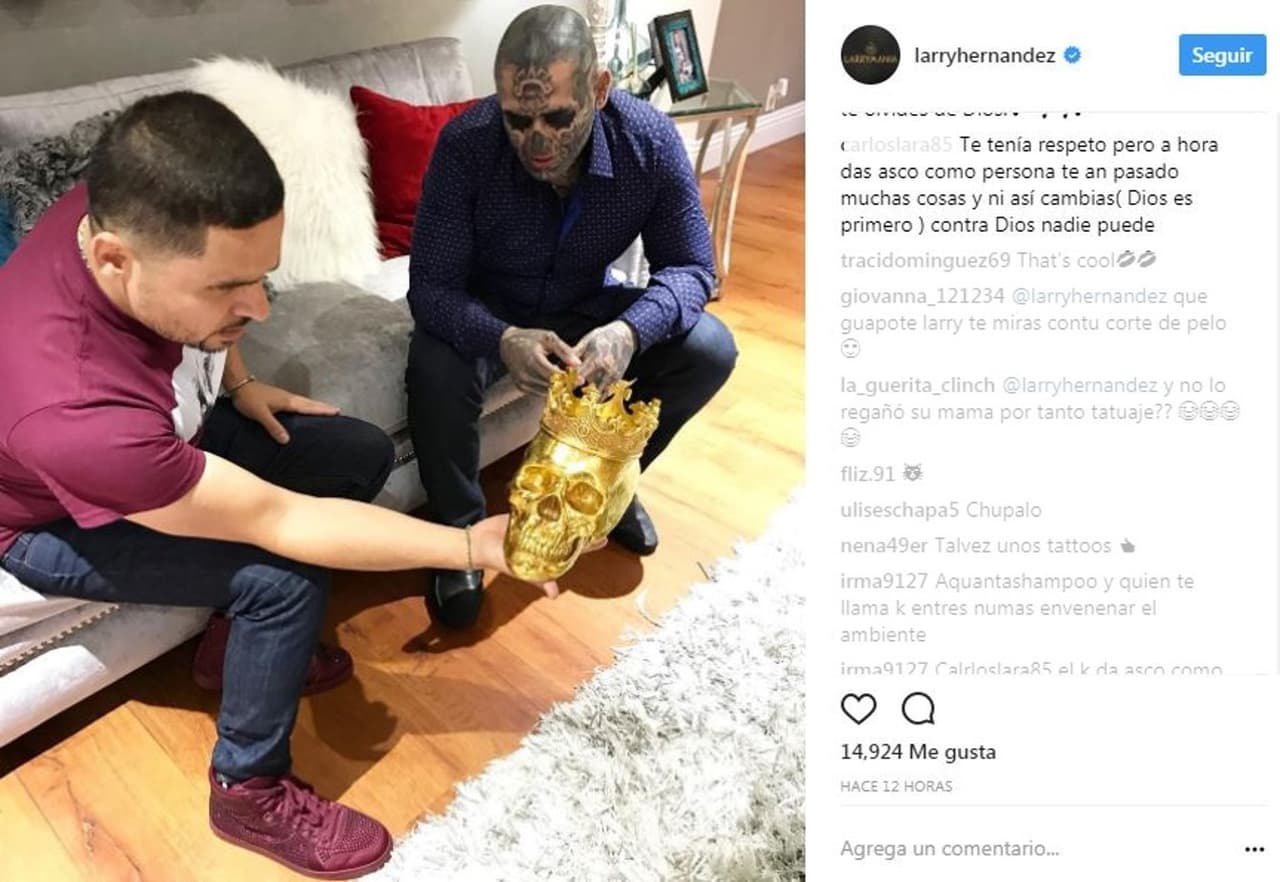 Esta imagen de Larry presumiendo un cráneo con corona bañado en oro provocó otra ola de críticas de sus seguidores de Larry Hernández aunque el cantante comentó que se encontraba planeando algo.