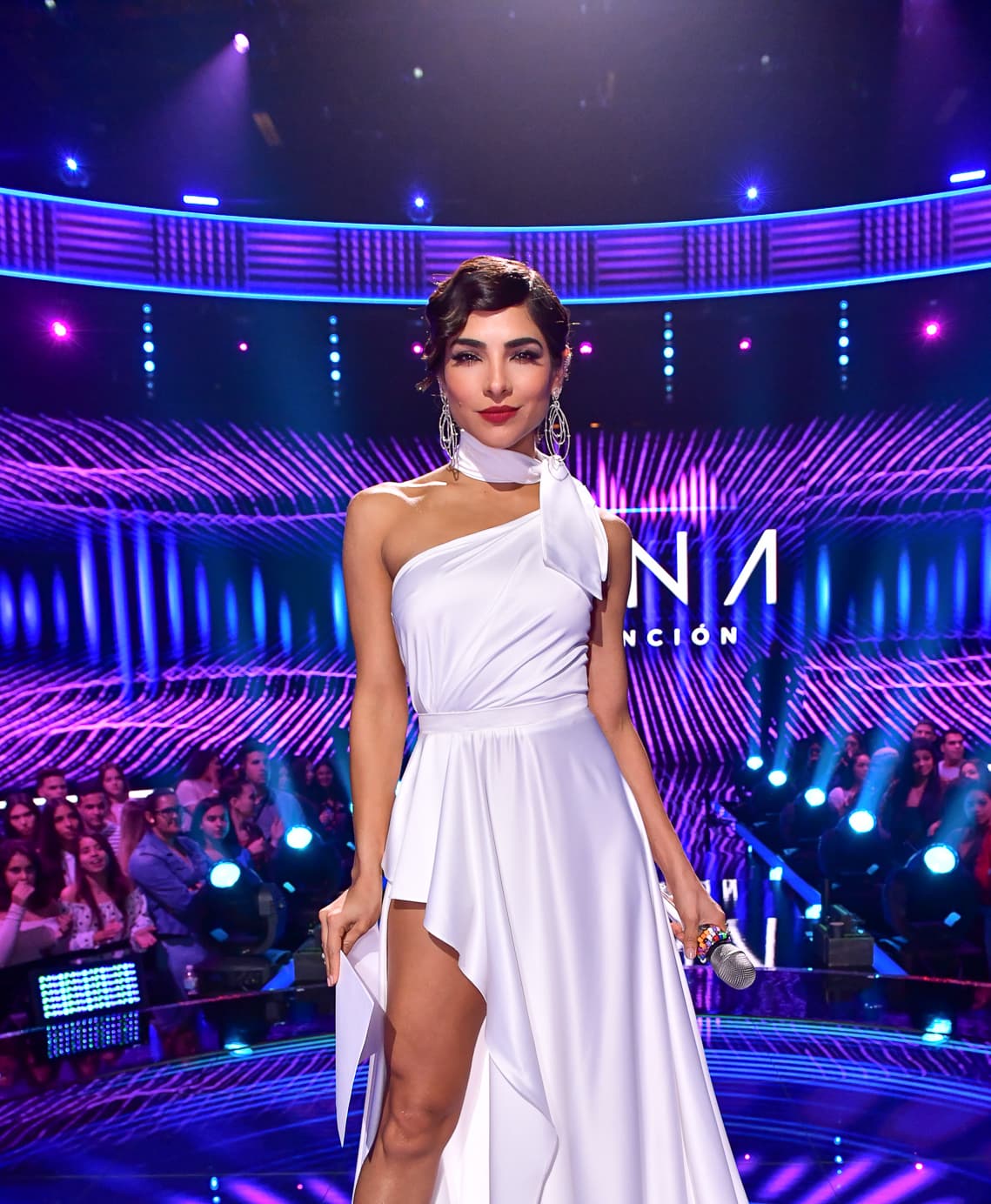 Alejandra en blanco, el toque elegante y minimal de la semifinal de Reina de la Canción