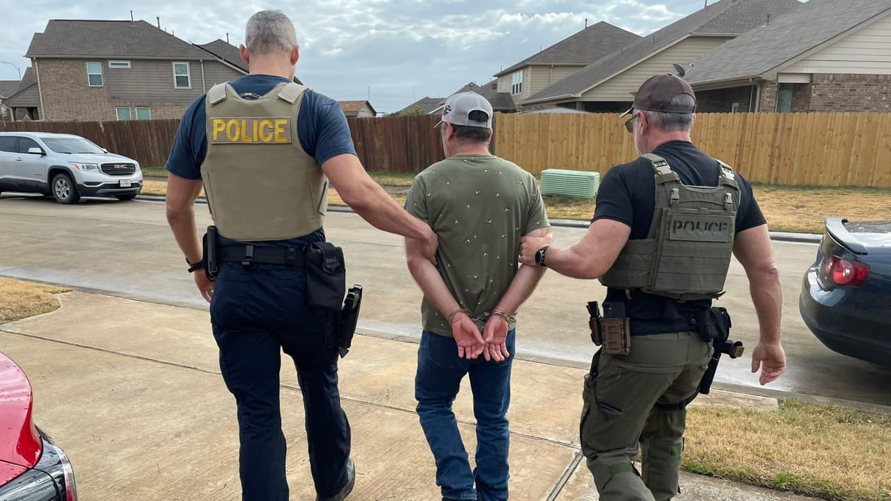 Detienen a 75 personas con órdenes de deportación durante operativo en el condado de Galveston