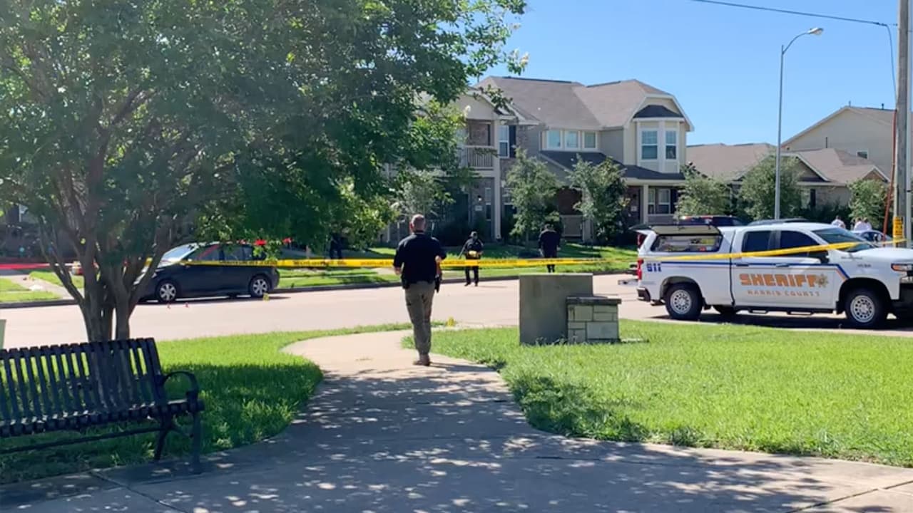 El alguacil González recomienda a los padres que deben tener más supervisión de sus hijos sobre dónde están y con quién están andando tanto en la escuela como fuera.