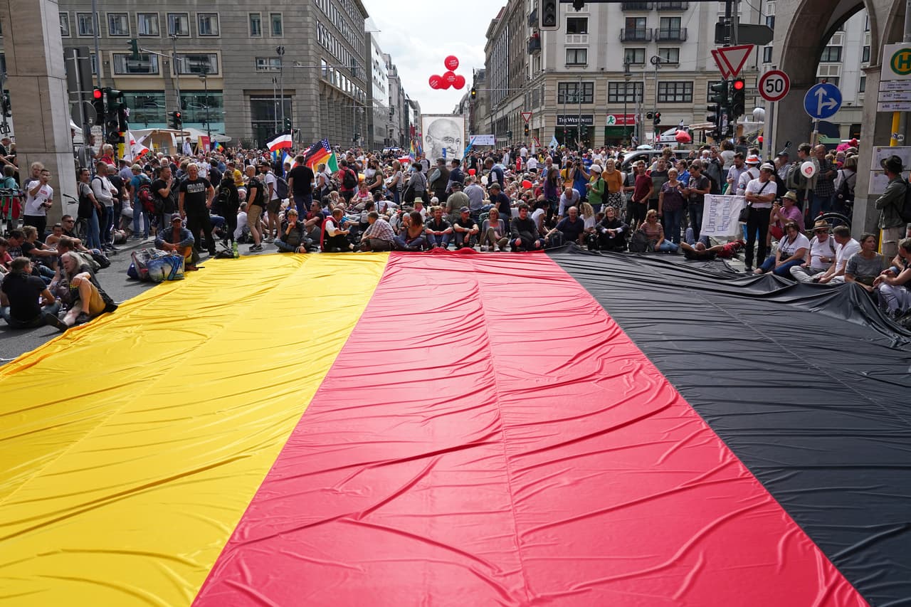 Con 9,300 muertes, Alemania ha logrado mantener bajo el saldo mortal por el coronavirus en comparación con otras naciones europeas. Tomó estrictas medidas de confinamiento temprano que contribuyeron a reducir la propagación del virus. Pero en semanas recientes experimentó una nueva alza en casos y la canciller Angela Merkel advirtió que la situación podría empeorar en el invierno.