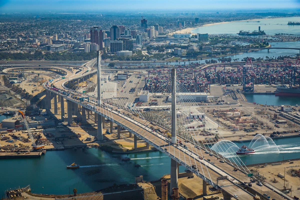 Inicia la demolición de puente que conecta al puerto de Long Beach