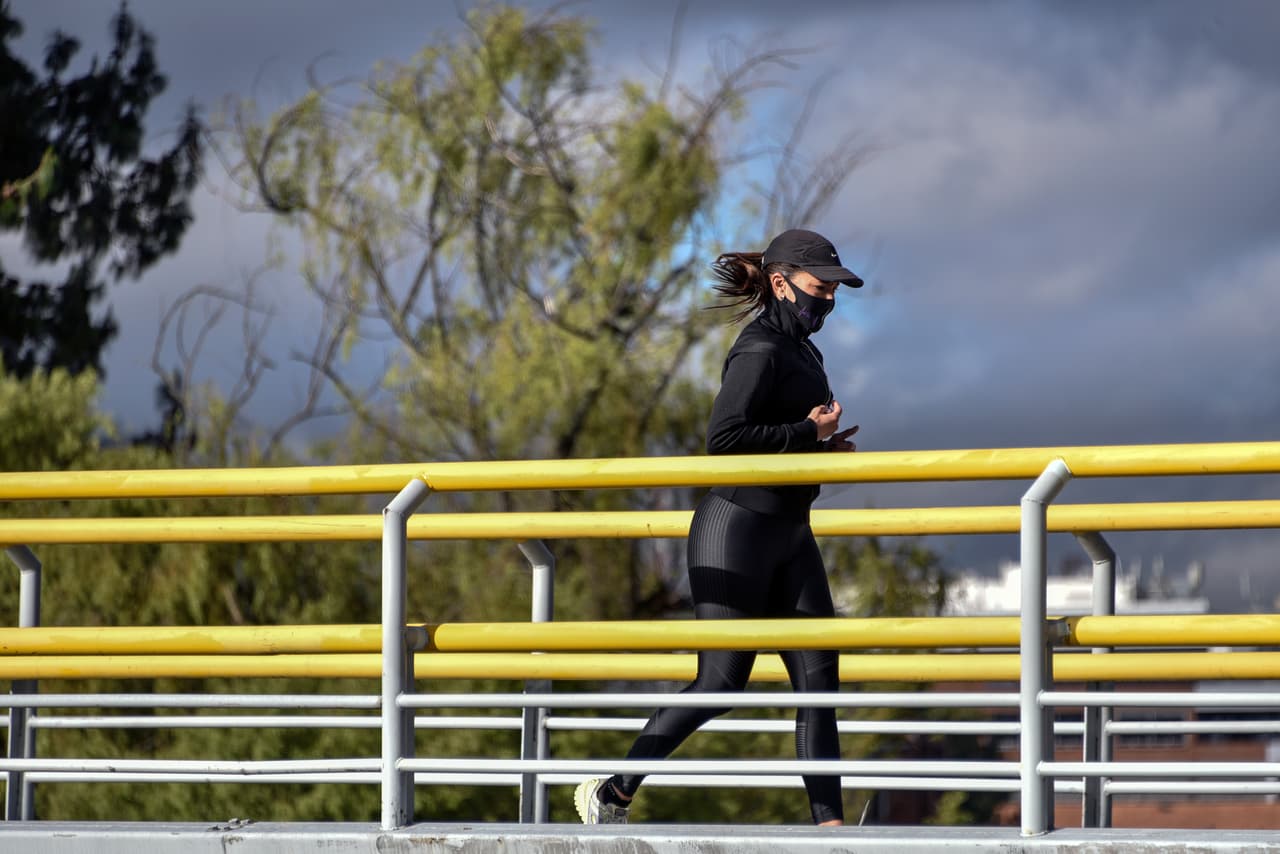 Pérez recomienda que al momento de realizar este tipo de actividades se utilice un pañuelo que les cubra nariz y boca y "aunque habría gotitas que caen hacia la superficie", por lo menos no llegaría a una persona que se encuentre a 6 pies de distancia.