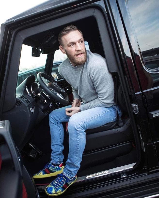Por su lado, 
<b>Conor McGregor </b>posee una camioneta Mercedes AMG Clase G que tiene un valor de más de 
<b> </b>222,700 dólares. Este vehículo es el último de un ciclo de 39 años, el cual será sustituido por un
<b> <a href="http://https://www.univision.com/noticias/suv/conoce-el-interior-de-la-proxima-mercedes-benz-clase-g-fotos">nuevo modelo </a></b>que fue presentado en el Auto Show de Detroit en enero de 2018.