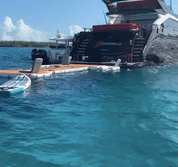 Además, tiene un yate negro que muestra su apodo en la parte de atrás, así como motos acuáticas y un pequeño bote.