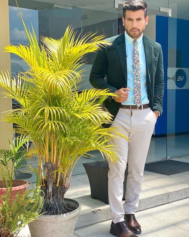 Según las primeras indagaciones del personal de criminalística, Efraín recibió
<b>cuatro impactos de bala en el costado izquierdo de su cuerpo</b>, tras ser perseguido en su camioneta durante varias cuadras.
<br>