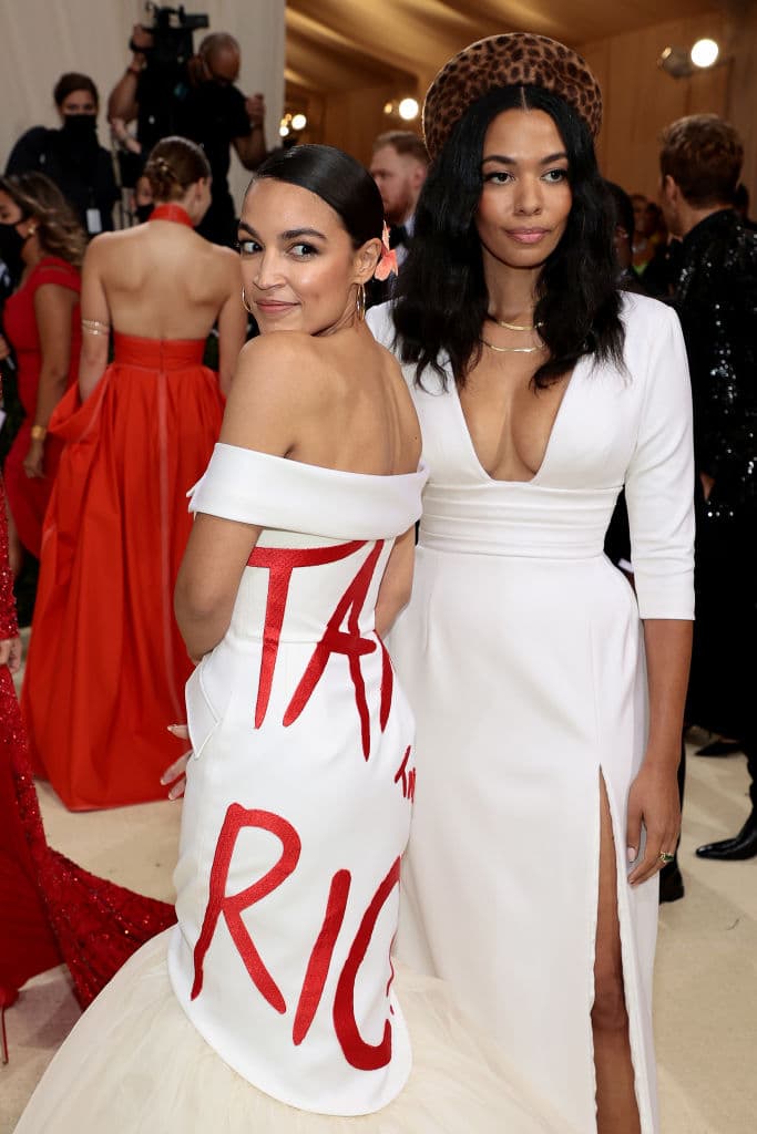 Ocasio-Cortez llevó además una flor en su cabello, que algunos expertos en moda sugieren que puede interpretarse como un guiño a sus raíces latinas. Su mensaje de justicia fiscal se volvió viral en redes sociales, en medio de una gala frecuentada por grandes fortunas de Hollywood y otros ambientes.