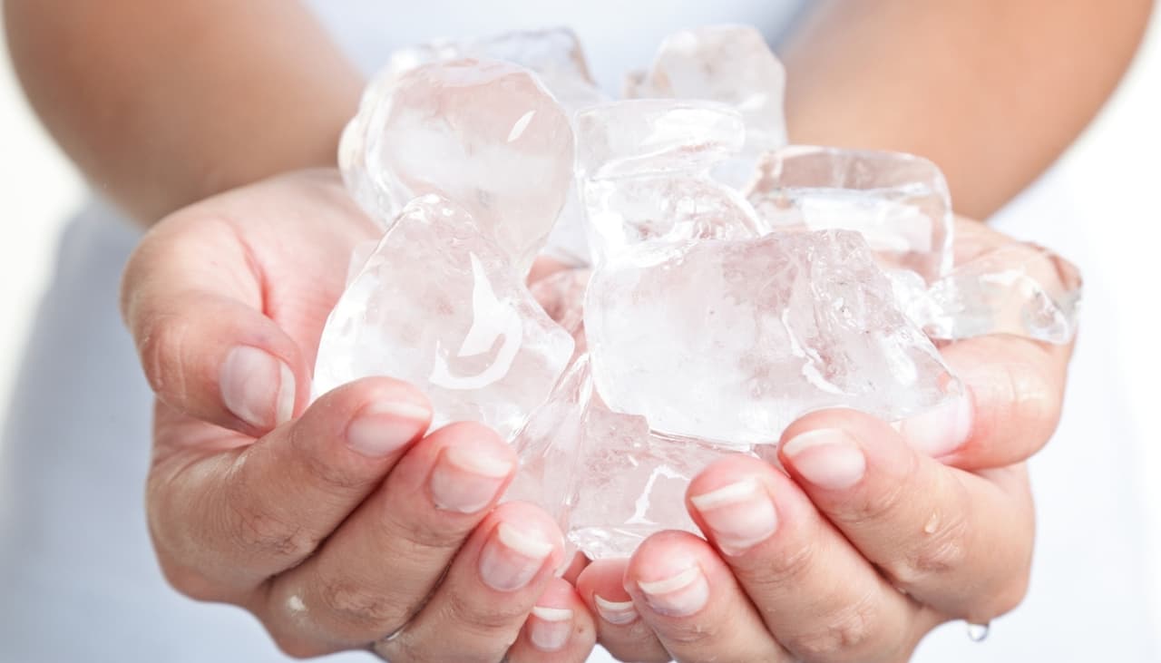 Algunos de los beneficios que ofrece un cubito de hielo son desinflamar los músculos, reducir las ojeras, disminuir la hinchazón en la dermis y reafirmar la piel. Además, su uso ayuda a retrasar la aparición de arrugas y disimular la apariencia de los 
<a href="https://www.univision.com/local/puerto-rico-wlii/reduce-el-tamano-de-tus-poros-con-ayuda-de-cubitos-de-hielo-video">poros</a>.