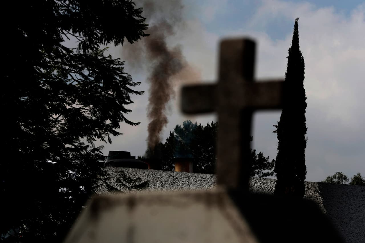 En este cementerio del sureste de la capital mexicana incineraban 15 cuerpos al día en marzo. En mayo este número aumentó a más del doble.