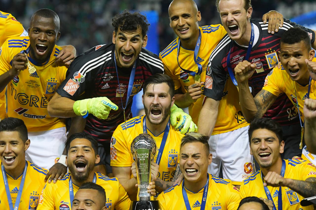 ¡Tigres se proclama Campeón del fútbol mexicano! Los felinos regiomontanos cosecharon su séptimo título de la Liga MX y se cuelan, aunque muchos se sigan negando a aceptarlo, entre los grandes del balompié azteca. Luego de superar en una Final de un solo gol a los Esmeraldas del León, así se dieron los festejos de los Tigres en patio ajeno, imágenes para el recuerdo y que hay que darse un tiempo para echarles un ojo, sobre todo la fiel afición de los felinos regios.