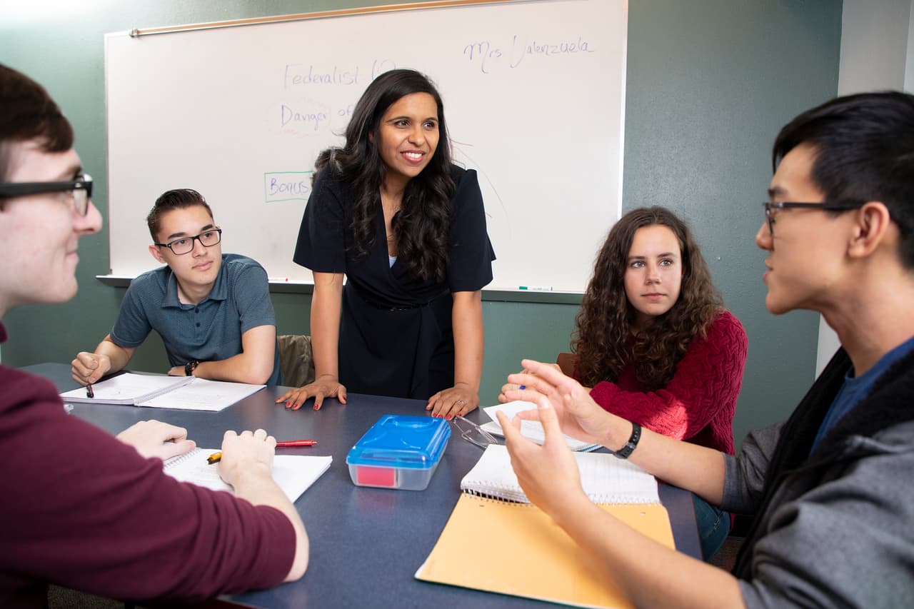 De una infancia sin techo al Congreso: la historia de Candace Valenzuela